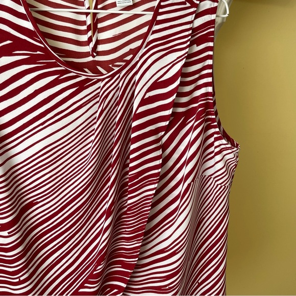 Liz Claiborne Asymmetrical Ruched Sleeveless Blouse in White and Deep Red - Picture 3 of 8